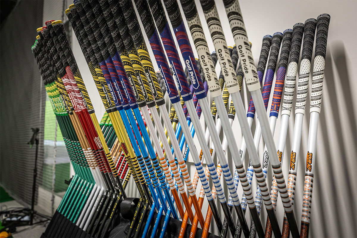 「GRAPHITE DESIGN FITTING BASE」には、全モデル、全スペックの「TOUR AD」が用意されている[写真：角田慎太郎]