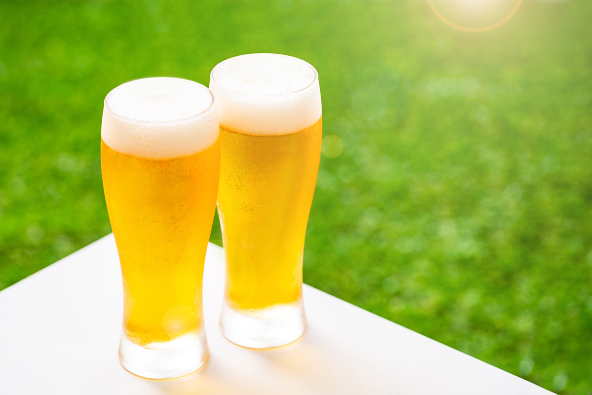 ゴルフ場で飲むビールは“格別”とも言えますが…　写真：PIXTA