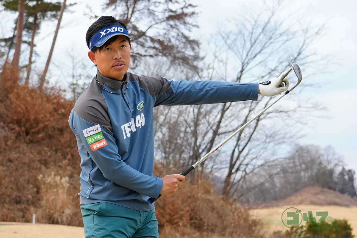 フォローではヘッドのトゥが上を向く形をつくる　写真:鈴木祥