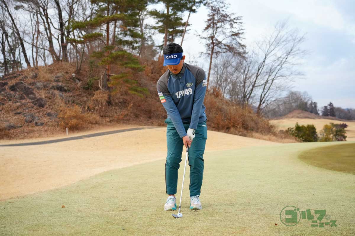 ボールをスタンスの中央にセットし、体の回転でクラブを上げる。グリップエンドはヘソを指したままが理想。体の回転でクラブを下ろして振り抜く。ダウンスイング以降でもグリップエンドはヘソを指す。フォローではトウを上に向ける　写真:鈴木祥