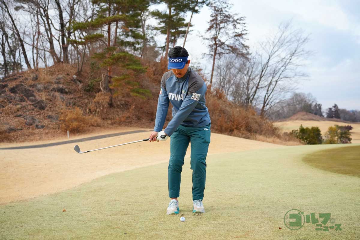 ボールをスタンスの中央にセットし、体の回転でクラブを上げる。グリップエンドはヘソを指したままが理想。体の回転でクラブを下ろして振り抜く。ダウンスイング以降でもグリップエンドはヘソを指す。フォローではトウを上に向ける　写真:鈴木祥