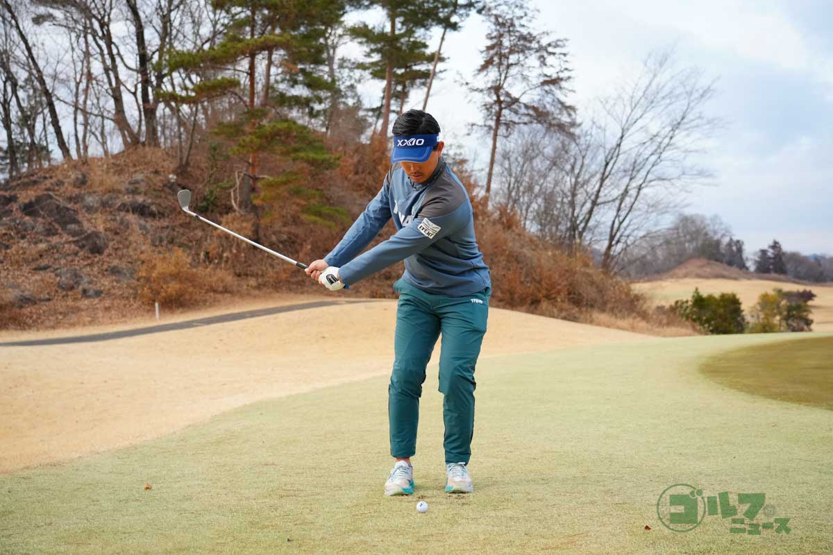 ボールをスタンスの中央にセットし、体の回転でクラブを上げる。グリップエンドはヘソを指したままが理想。体の回転でクラブを下ろして振り抜く。ダウボールをスタンスの中央にセットし、体の回転でクラブを上げる。グリップエンドはヘソを指したままが理想。体の回転でクラブを下ろして振り抜く。ダウンスイング以降でもグリップエンドはヘソを指す。フォローではトウを上に向ける　写真:鈴木祥