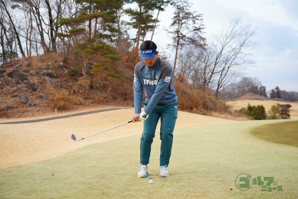 ボールをスタンスの中央にセットし、体の回転でクラブを上げる。グリップエンドはヘソを指したままが理想。体の回転でクラブを下ろして振り抜く。ダウンスイング以降でもグリップエンドはヘソを指す。フォローではトウを上に向ける　写真:鈴木祥