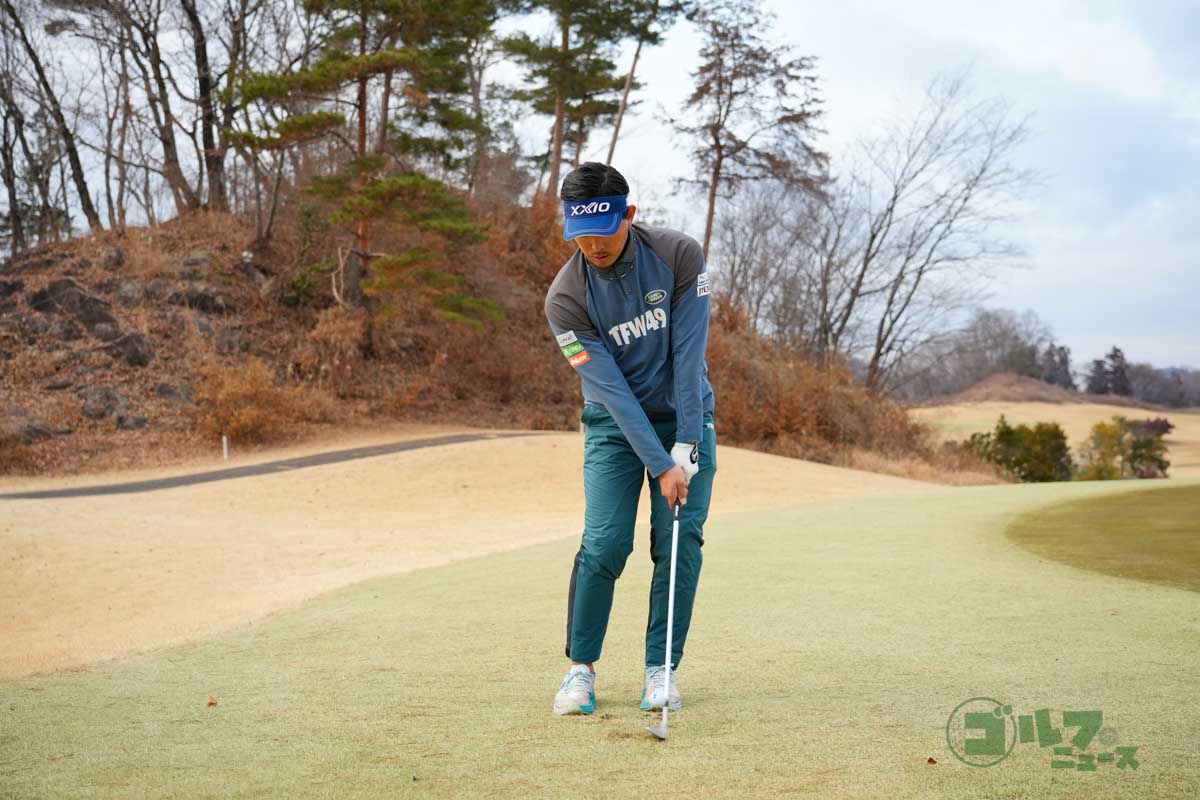 ボールをスタンスの中央にセットし、体の回転でクラブを上げる。グリップエンドはヘソを指したままが理想。体の回転でクラブを下ろして振り抜く。ダウンスイング以降でもグリップエンドはヘソを指す。フォローではトウを上に向ける　写真:鈴木祥