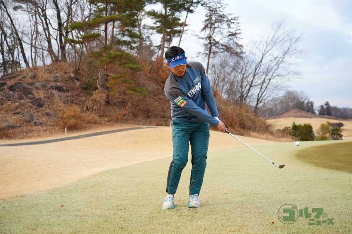 ボールをスタンスの中央にセットし、体の回転でクラブを上げる。グリップエンドはヘソを指したままが理想。体の回転でクラブを下ろして振り抜く。ダウンスイング以降でもグリップエンドはヘソを指す。フォローではトウを上に向ける　写真:鈴木祥