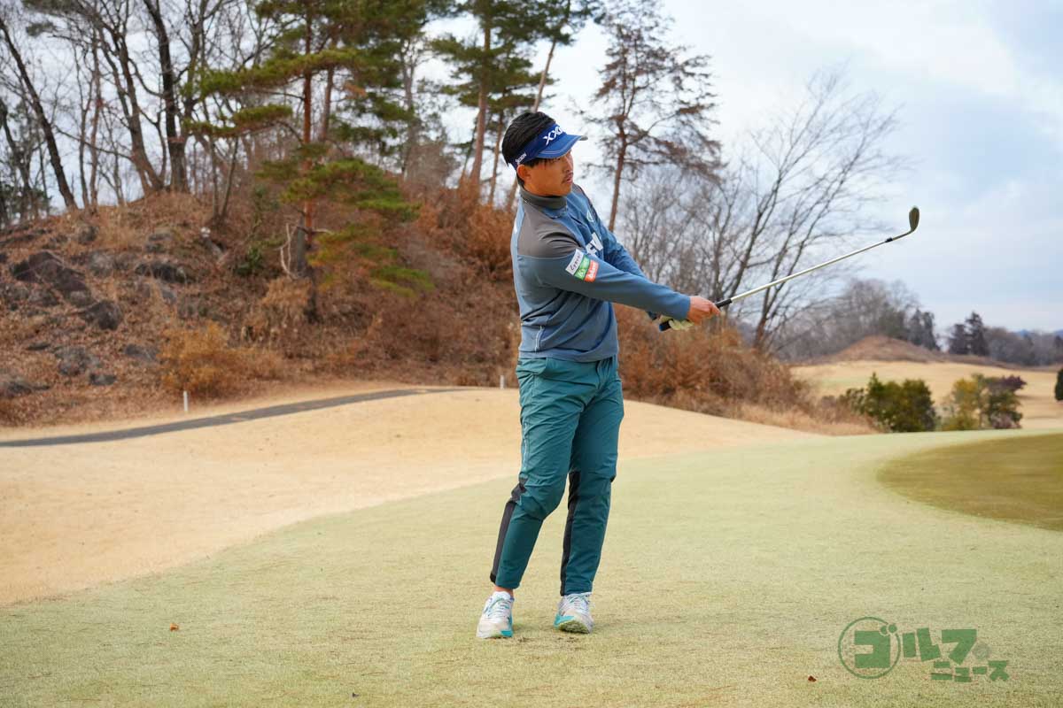 ボールをスタンスの中央にセットし、体の回転でクラブを上げる。グリップエンドはヘソを指したままが理想。体の回転でクラブを下ろして振り抜く。ダウンスイング以降でもグリップエンドはヘソを指す。フォローではトウを上に向ける　写真:鈴木祥