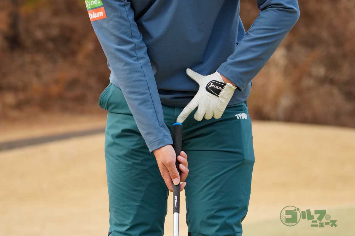 スイング中はグリップエンドとヘソの距離を変えない　写真:鈴木祥