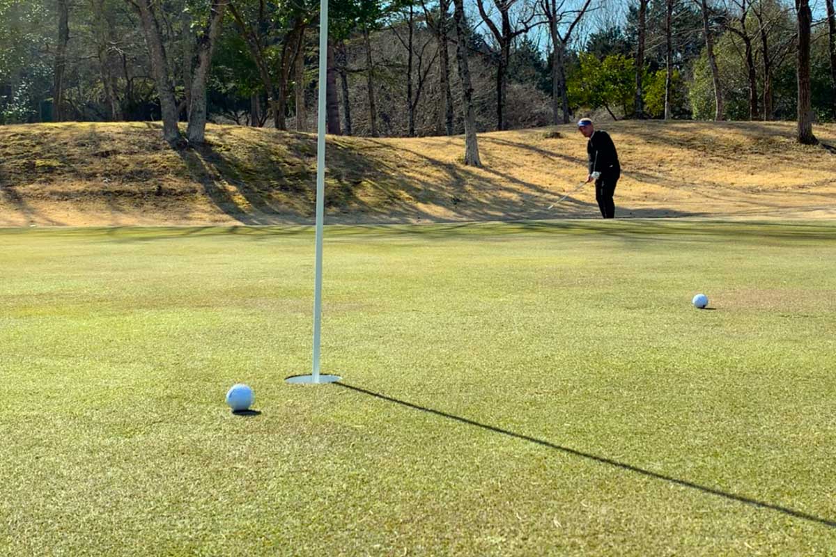 グリーン周りで大叩きになりそうな状況はセカンドショットで徹底的に避け、アプローチ＆パター時のプレッシャーを少なくする