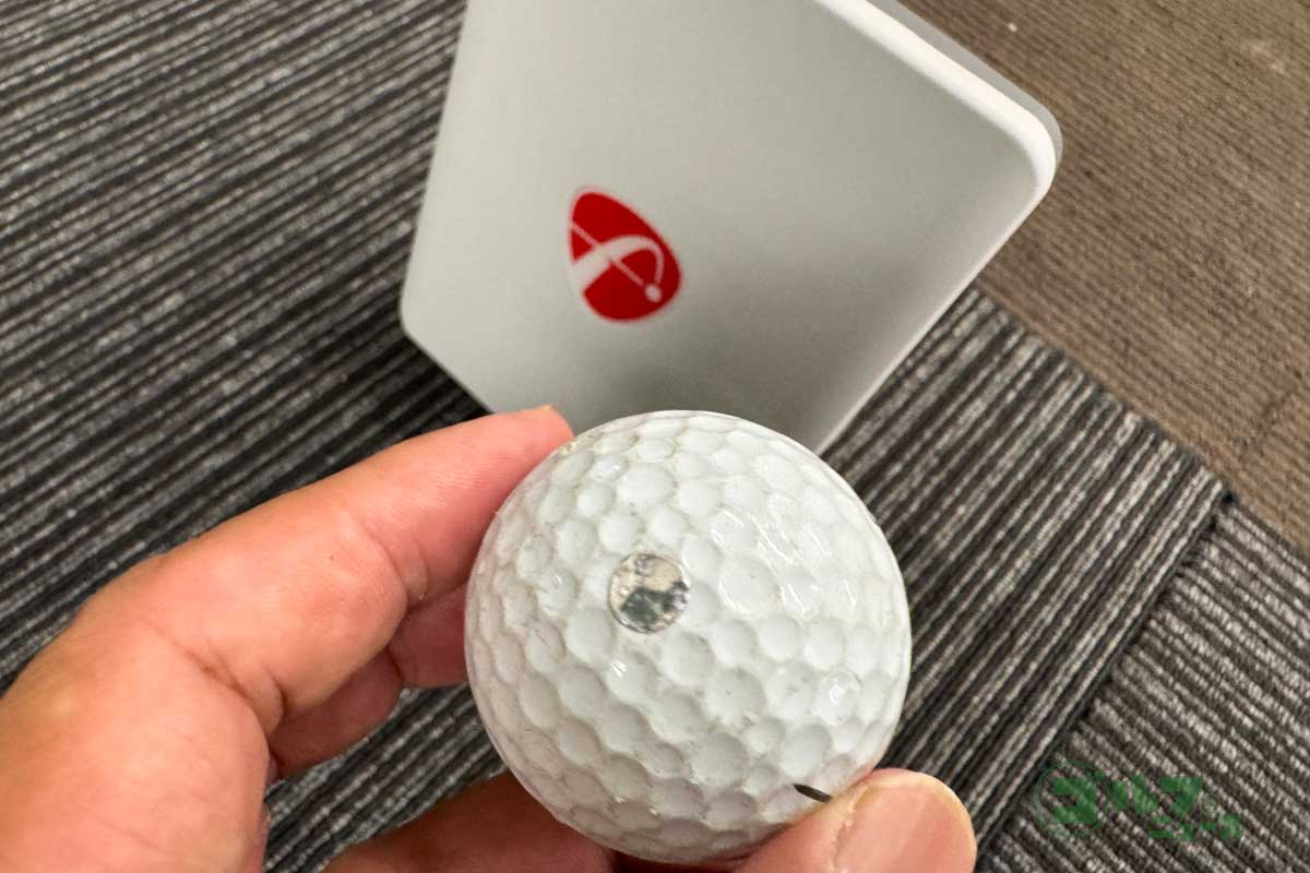 室内計測の場合はボールに付属の金属ステッカーを貼る必要がある