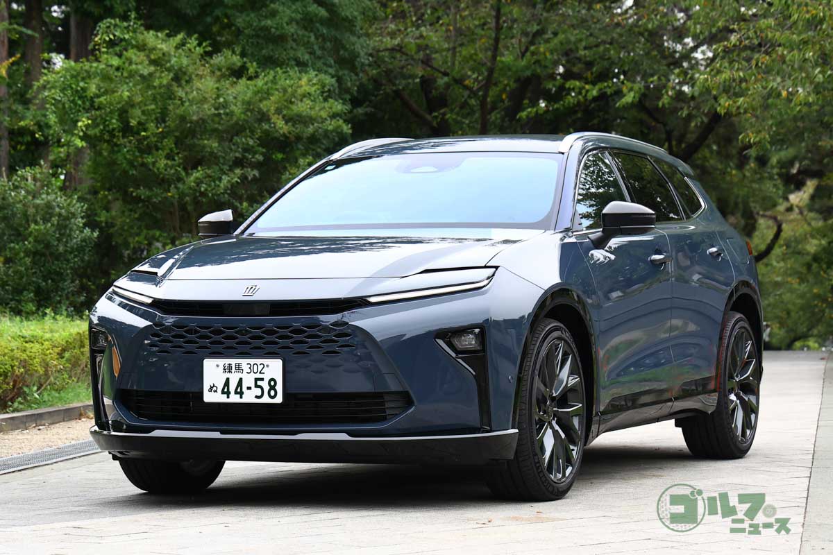 水平基調のデイライトランプを採用したハンマーヘッドフェイス。21インチのワイドな大径タイヤが力強さを演出する