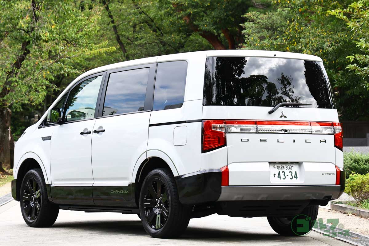 リヤスタイルはスクエアでシンプルだがリヤランプの形状などですぐデリカD:5と分かる