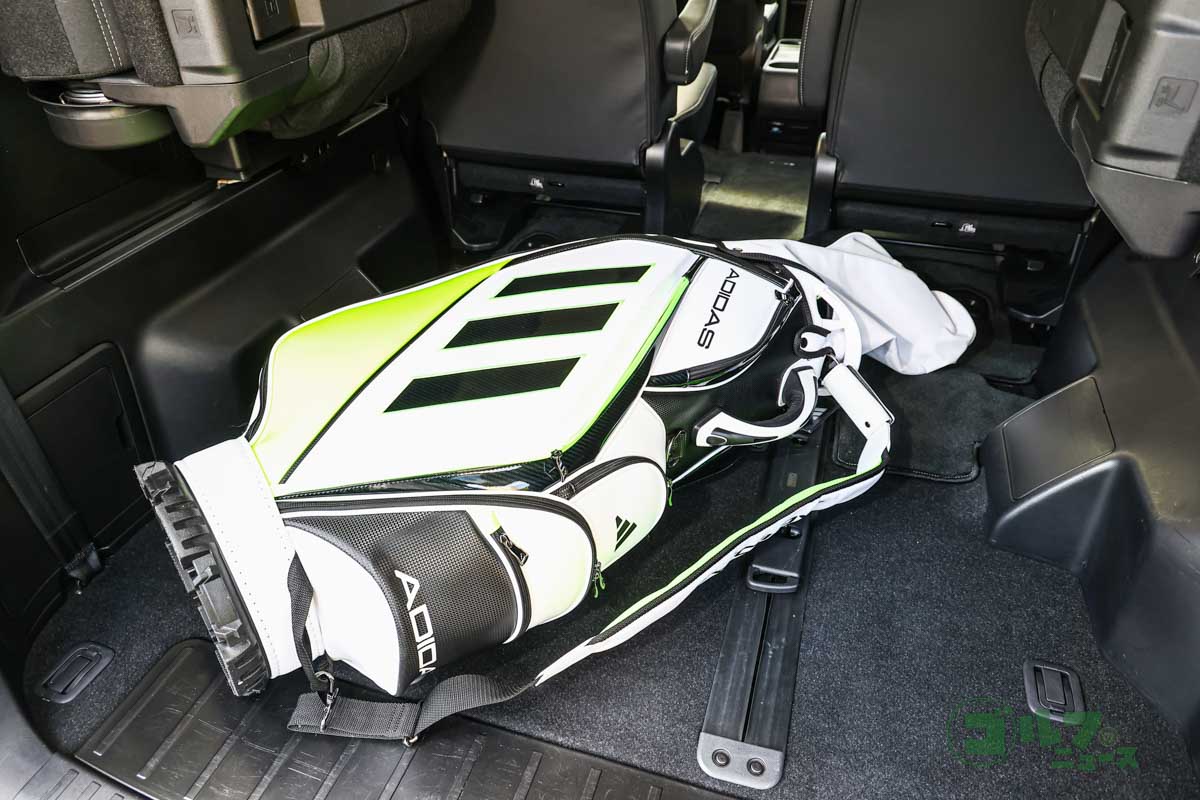 3列目シートを左右に跳ね上げた状態。簡単な操作で荷室を拡大できるので便利