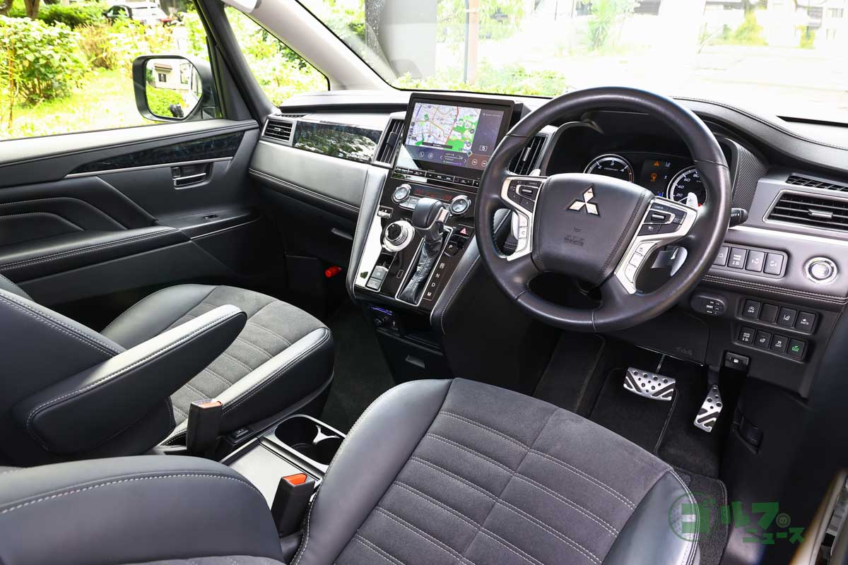 随所に手触りのよいレザーパッドを配するなど高級感を演出したインテリア