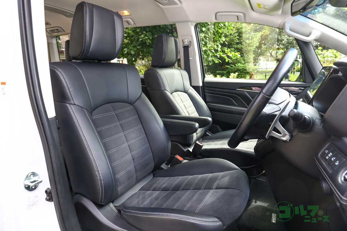 たっぷりとしたサイズのフロントシート。荒れた路面でも快適な座り心地をキープ