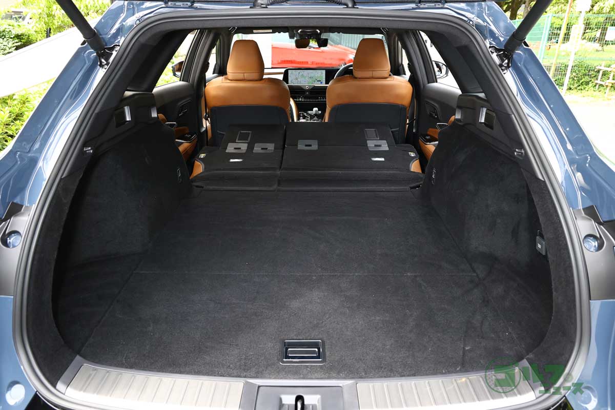 荷室スペースを最大モードに。大人が足を伸ばしてくつろげる、車中泊も可能な広大なスペースが現れる