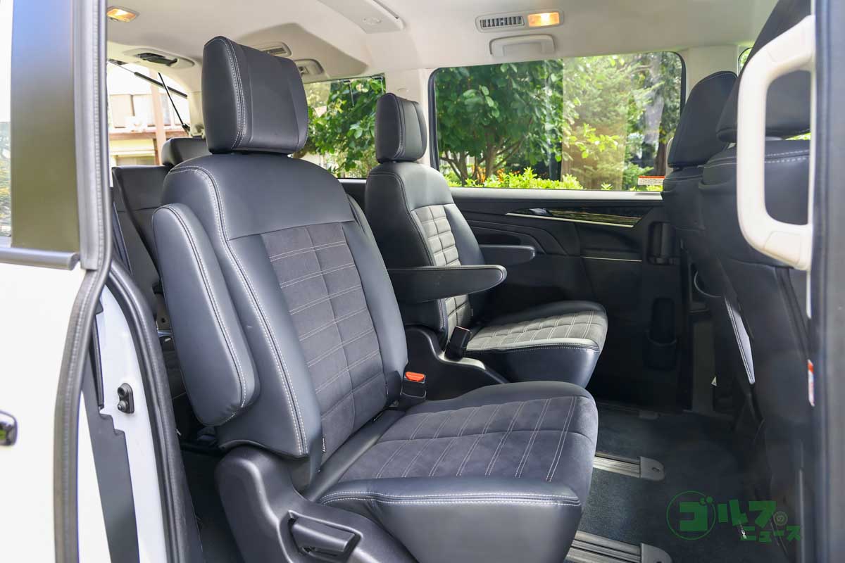 2列目キャプテンシート。3人がけのベンチシート仕様もラインアップされている