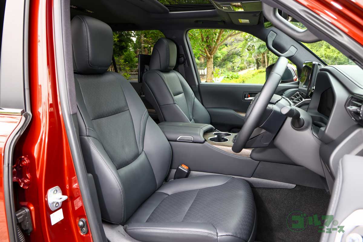 運転席は8ウェイ電動パワーシート。体型に合ったドライビングポジションを細かく調整できる