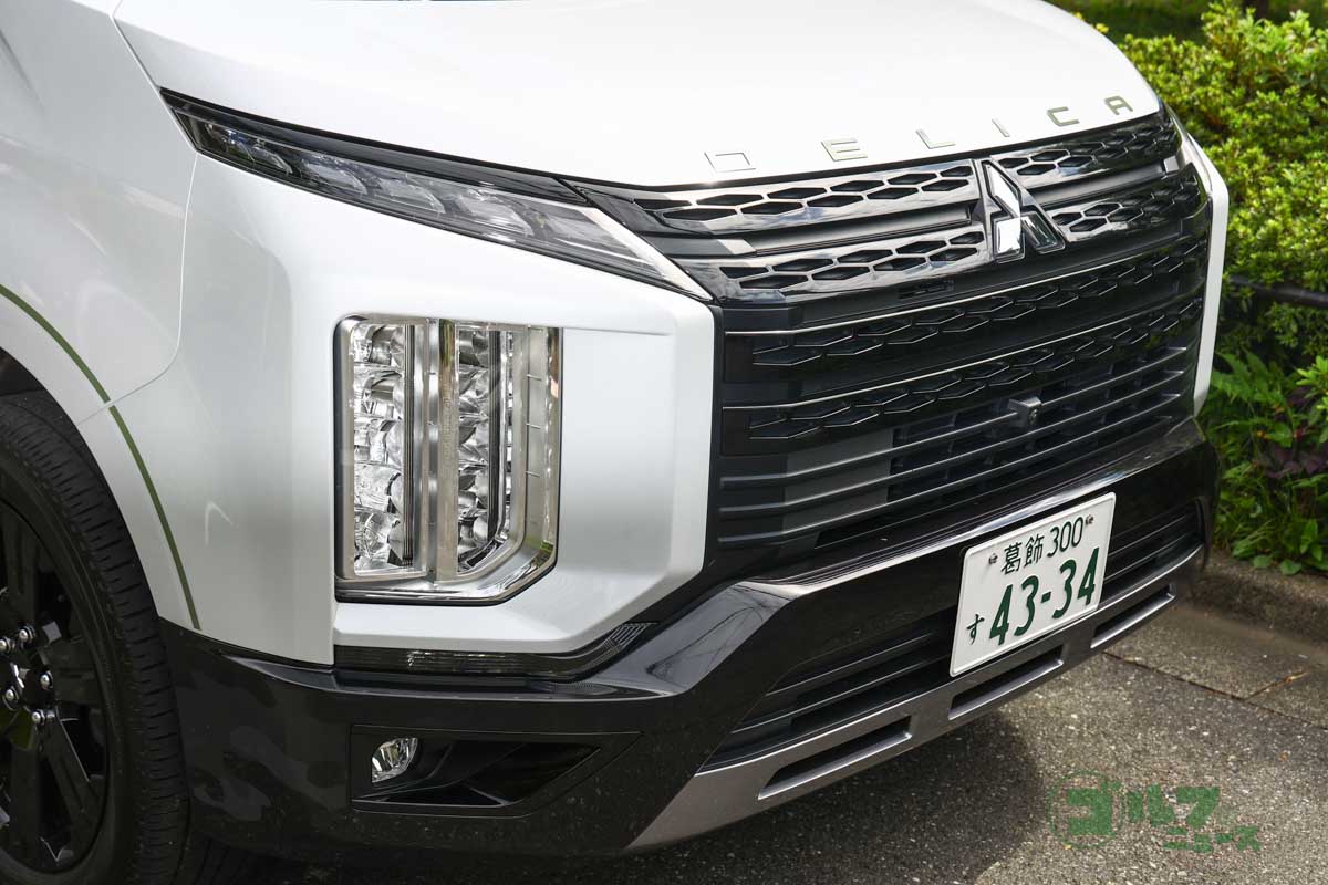 マルチLEDヘッドライトを採用。一目でデリカD:5と分かる個性的なフロントマスク