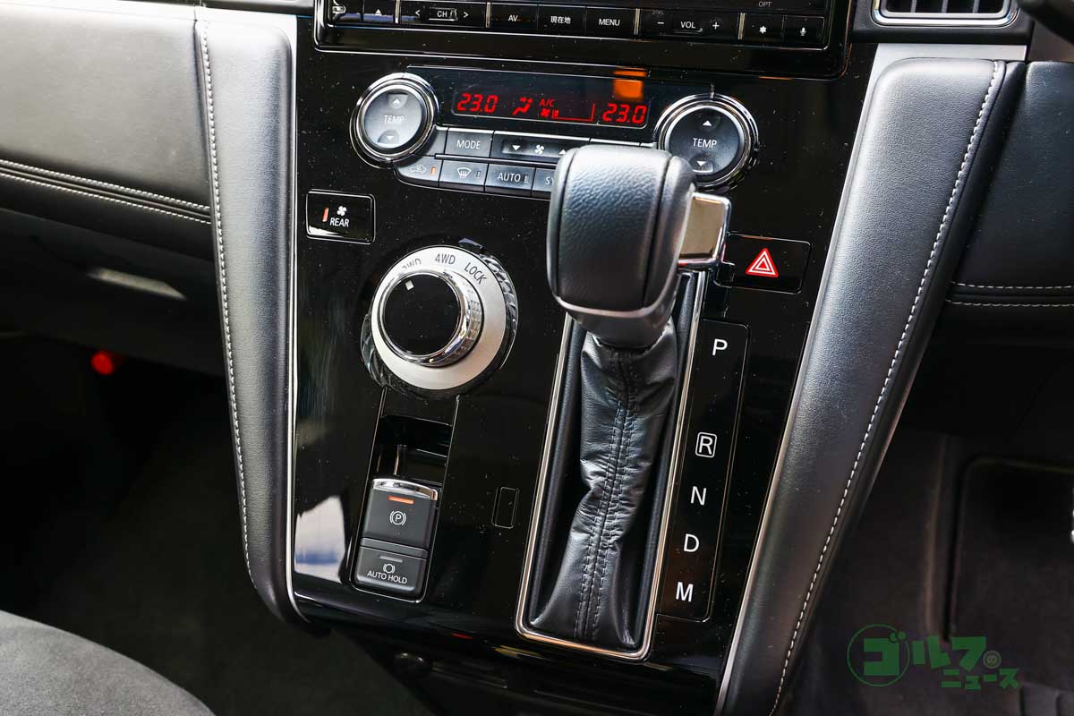 操作性に優れたシフトレバーとダイヤル式のドライブモードセレクター