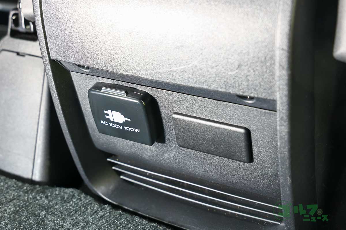 最大100Wまで対応するAC電源を装備。PCを使いたいときなど重宝する装備