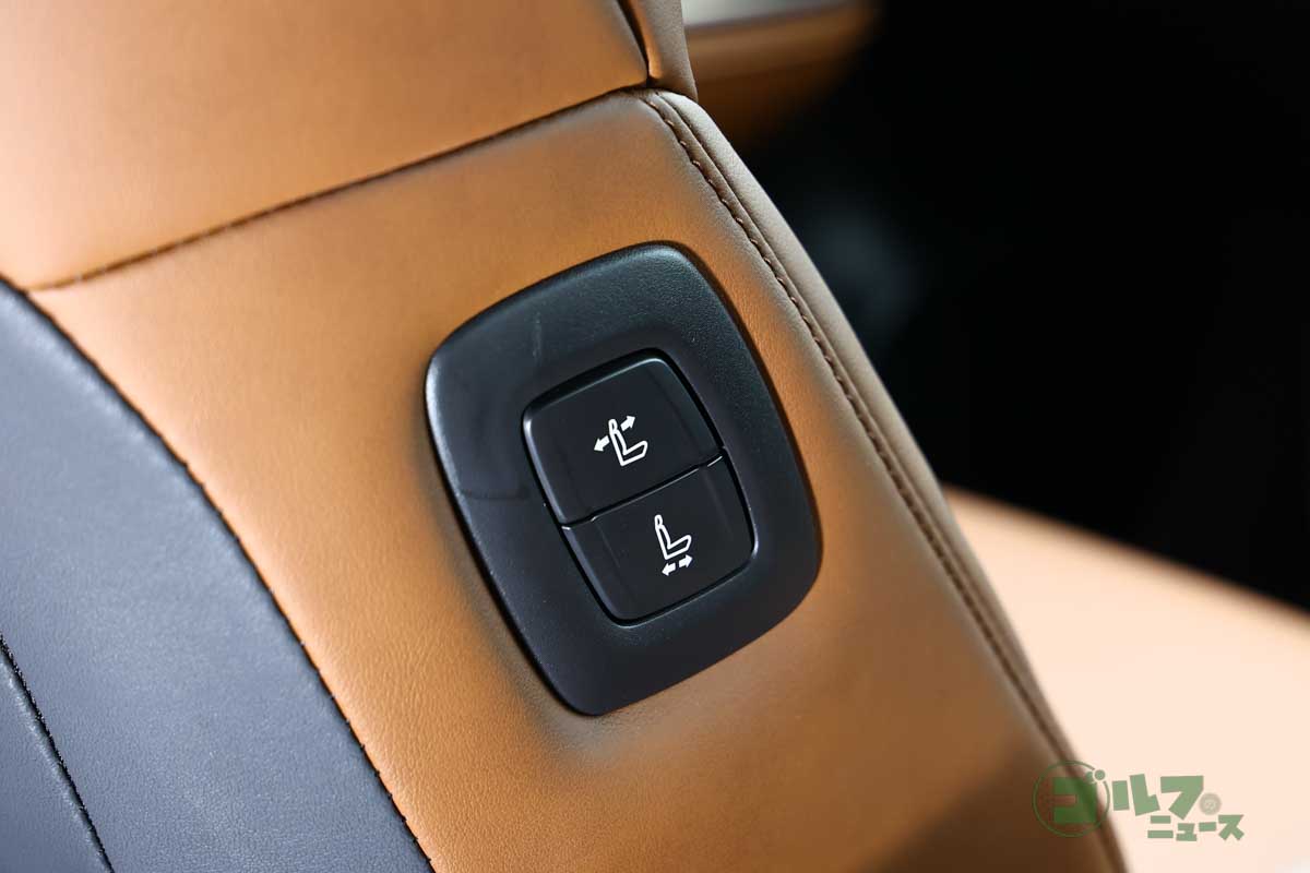 助手席肩口のパワーシートスイッチはクラウンらしい装備。運転席から後席スペースを広げられる