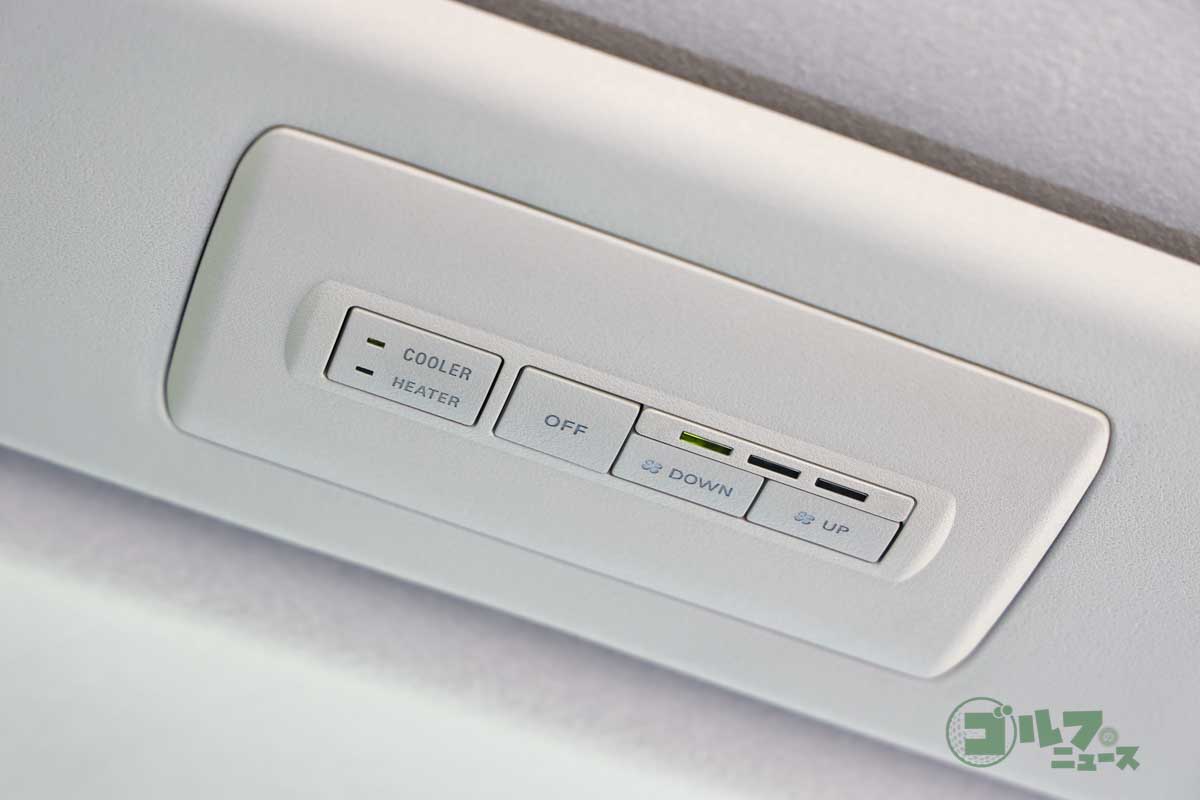天井に設置された後席用の空調パネル。ヒーターとクーラー、風量の選択が可能