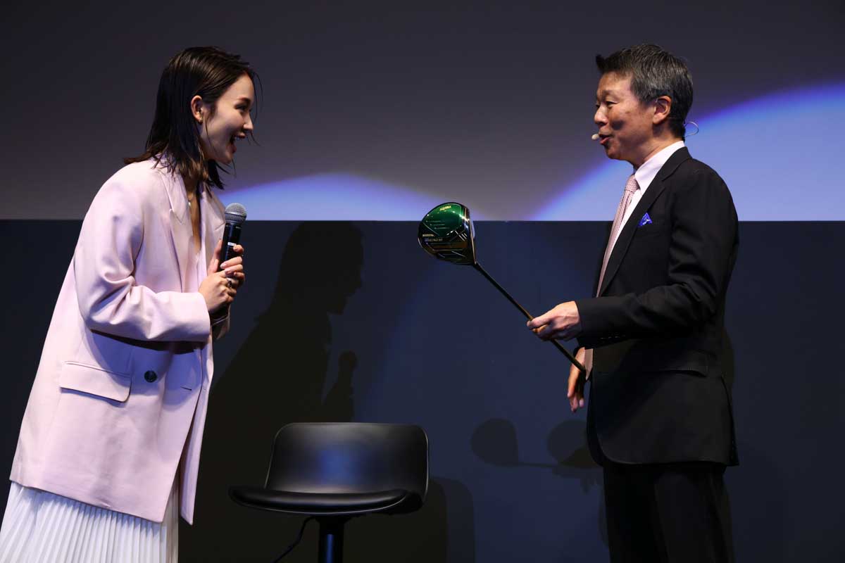 トークショーに登壇した剛力彩芽さんと社長の小川典利大氏