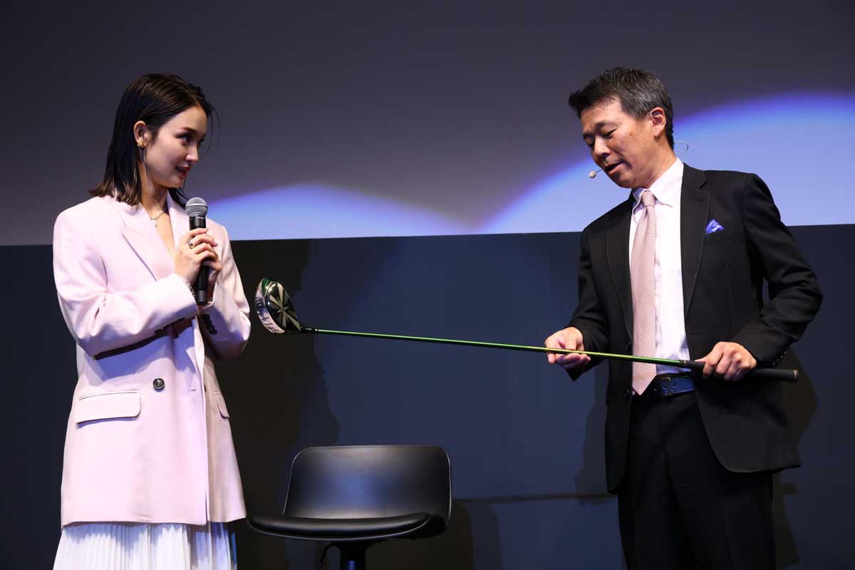 トークショーに登壇した剛力彩芽さんと社長の小川典利大氏