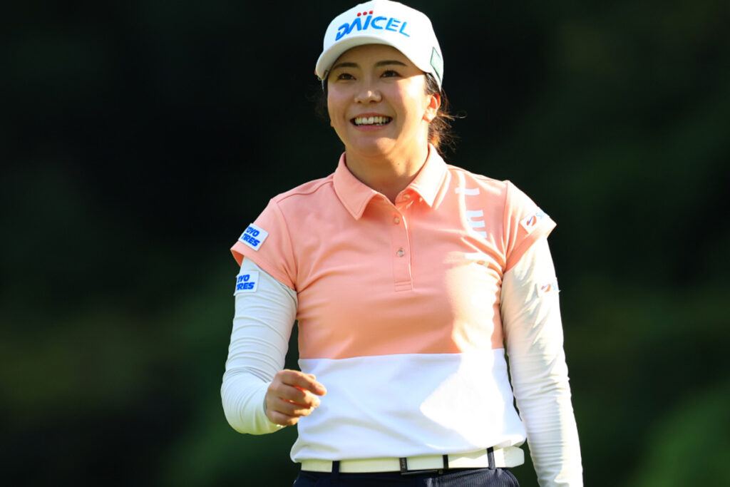 皆さん今年の優勝者」 同級生女子プロ集結の超豪華“祝勝会”ショットに