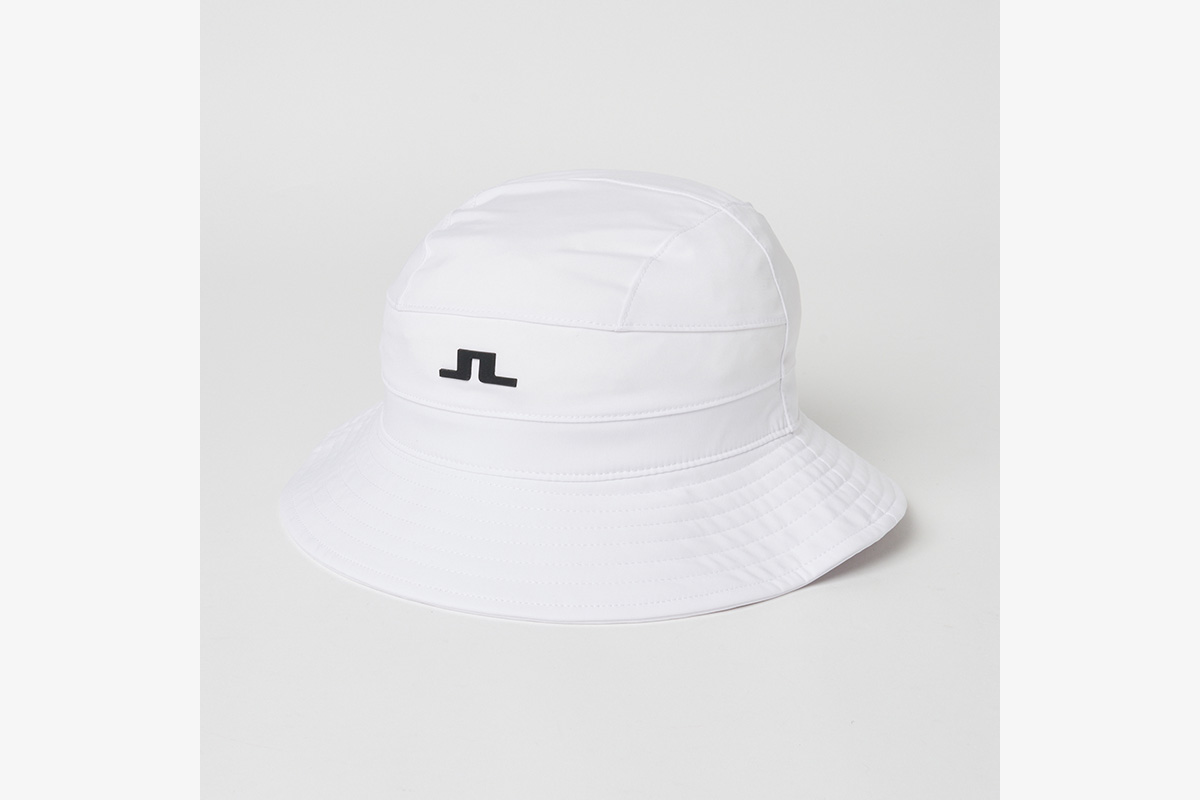 ツバ広バケットハット：14,300円　カラー展開：ホワイト・ブラック　写真：株式会社グリップインターナショナル