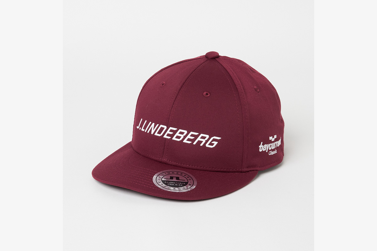 J.LINDEBERGロゴキャップ：11,000円　カラー展開：ブラック・パープル系　写真：株式会社グリップインターナショナル