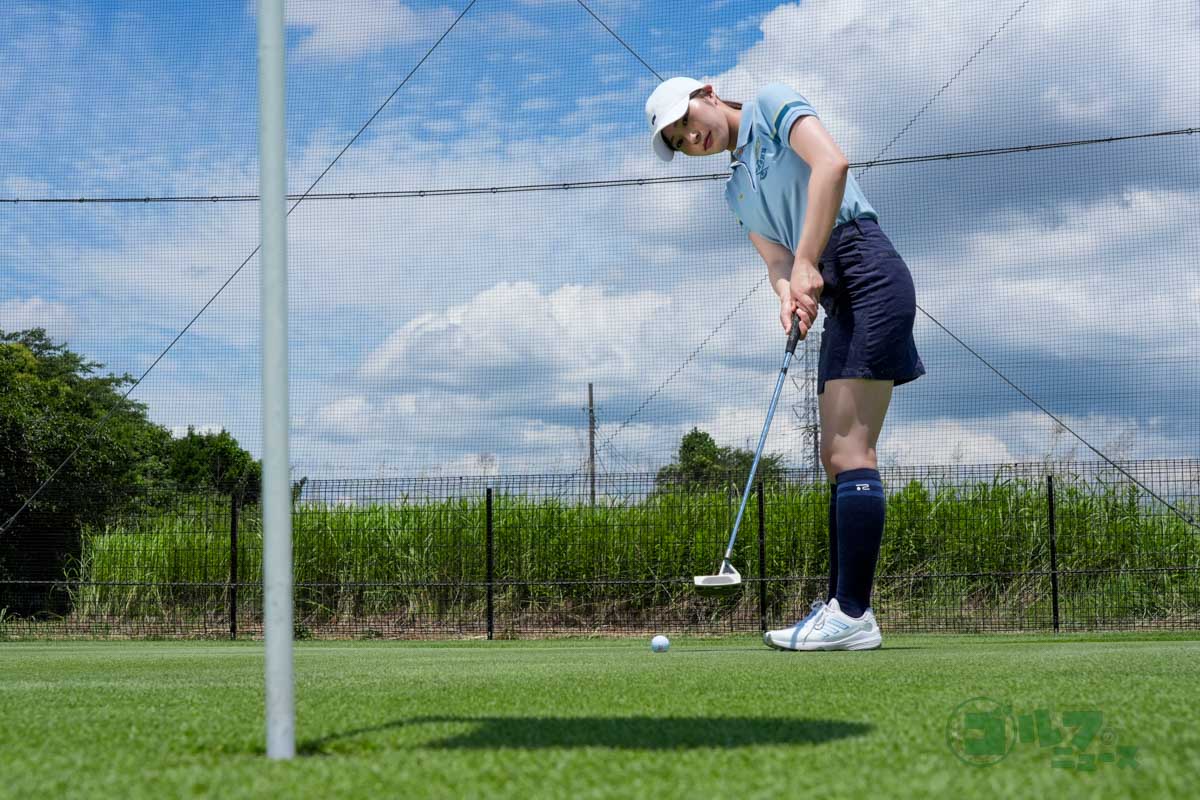 まずカップを見ながら素振りをすることで距離感のイメージを作る　写真:相田克己