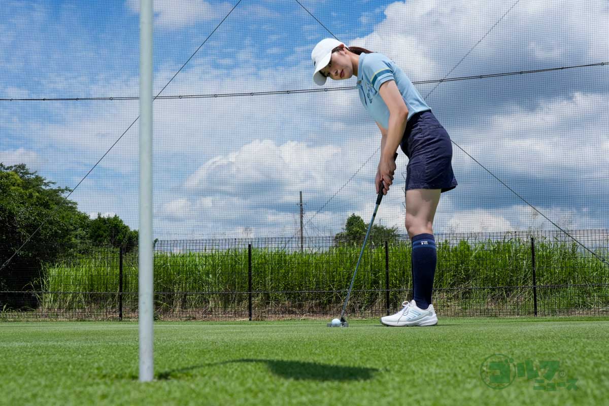 アドレスしたらカップに視線を送る　写真:相田克己