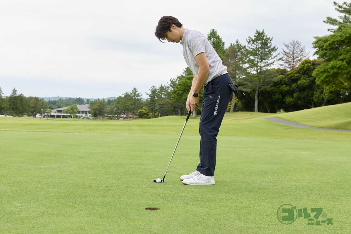 肩甲骨を寄せて薬指でクラブを吊るように握ってアドレス。軸をキープしながら、ターゲットラインに対してシャフトを真っすぐ動かすと理想的なイン・トゥ・イン軌道になる　写真:西村恵