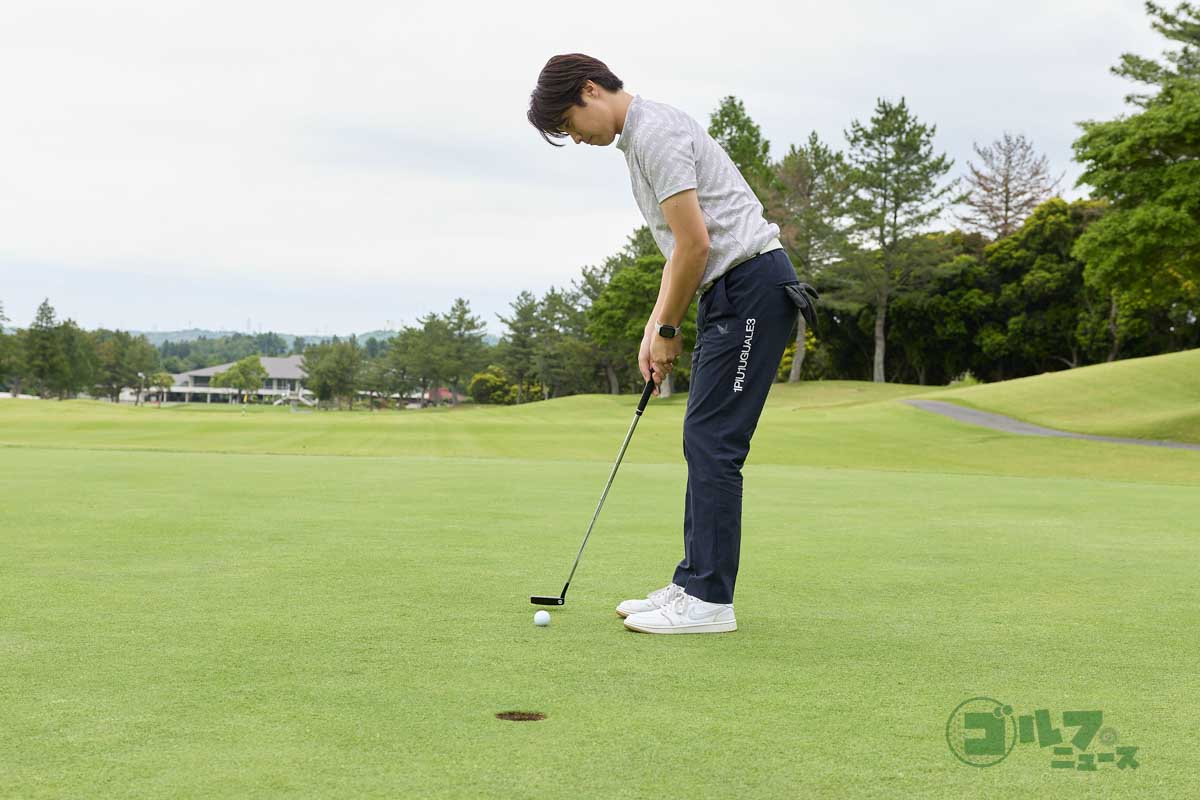 肩甲骨を寄せて薬指でクラブを吊るように握ってアドレス。軸をキープしながら、ターゲットラインに対してシャフトを真っすぐ動かすと理想的なイン・トゥ・イン軌道になる　写真:西村恵
