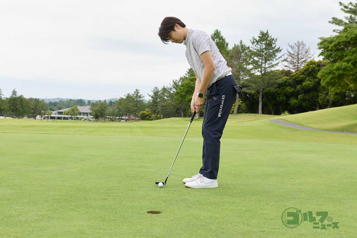 肩甲骨を寄せて薬指でクラブを吊るように握ってアドレス。軸をキープしながら、ターゲットラインに対してシャフトを真っすぐ動かすと理想的なイン・トゥ・イン軌道になる　写真:西村恵