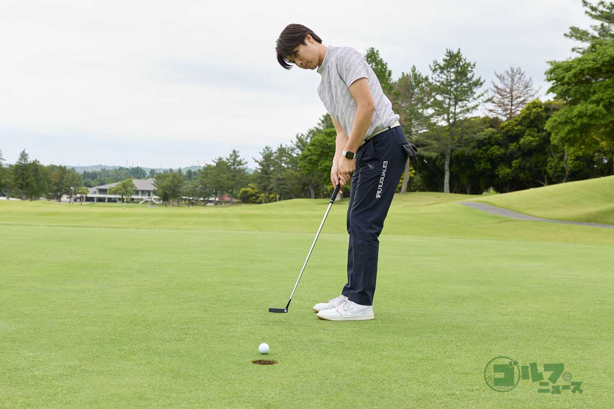 肩甲骨を寄せて薬指でクラブを吊るように握ってアドレス。軸をキープしながら、ターゲットラインに対してシャフトを真っすぐ動かすと理想的なイン・トゥ・イン軌道になる　写真:西村恵