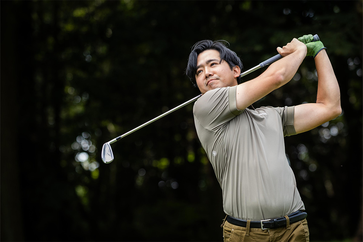 「TB-3 FORGED」を試打する森山プロ[写真：角田慎太郎]