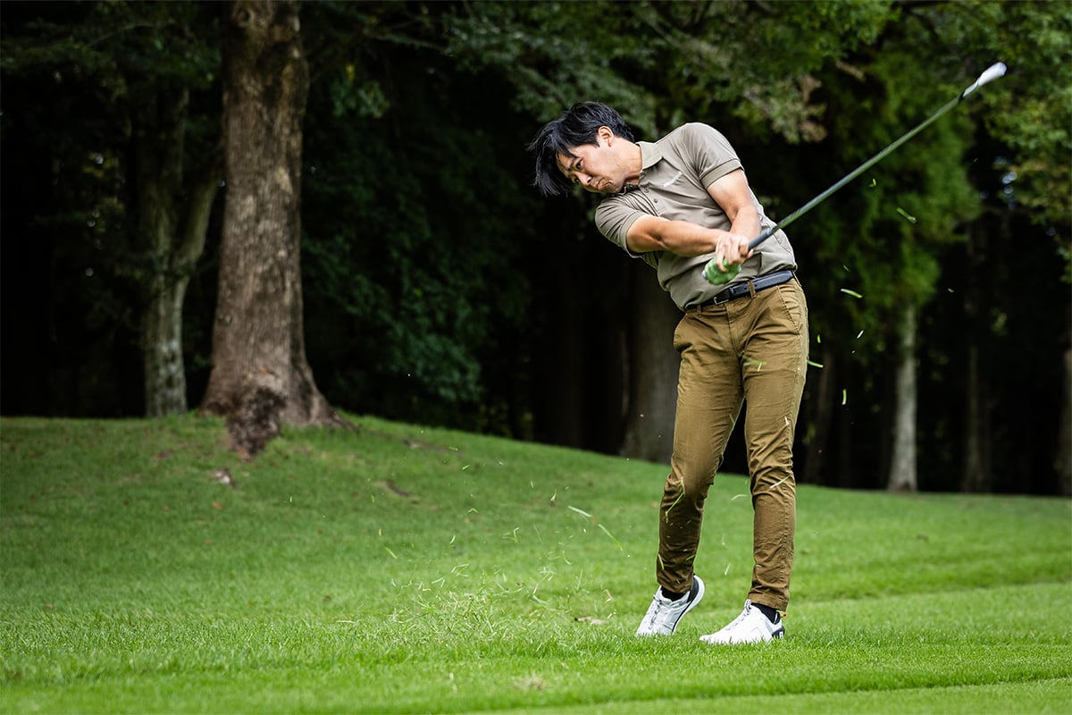 ラフから試打をして、「TB-3 FORGED」の抜けの良さに驚く森山プロ[写真：角田慎太郎]