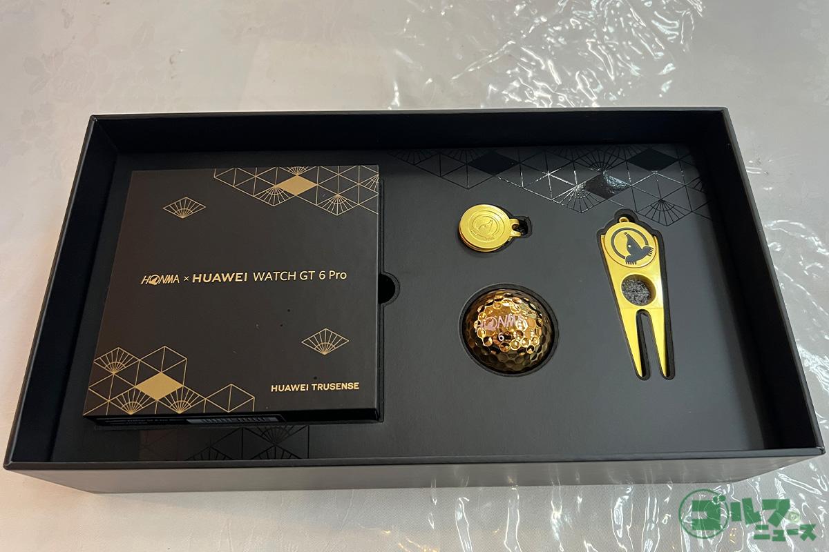 ゴージャスなギフトボックスには「HONMA×HUAWEI WATCH GT 6 Pro」のほかにマーカー、グリーンフォーク、金色のボールが入っている