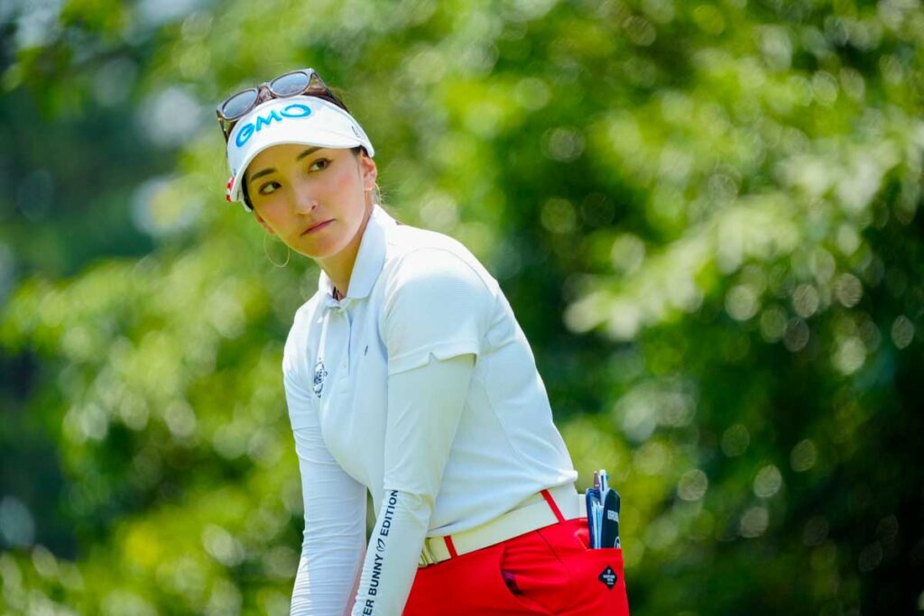 脇元華が戦友の“5年ぶりツアー3勝目”を女子プロ仲間で祝福！「6人で8号