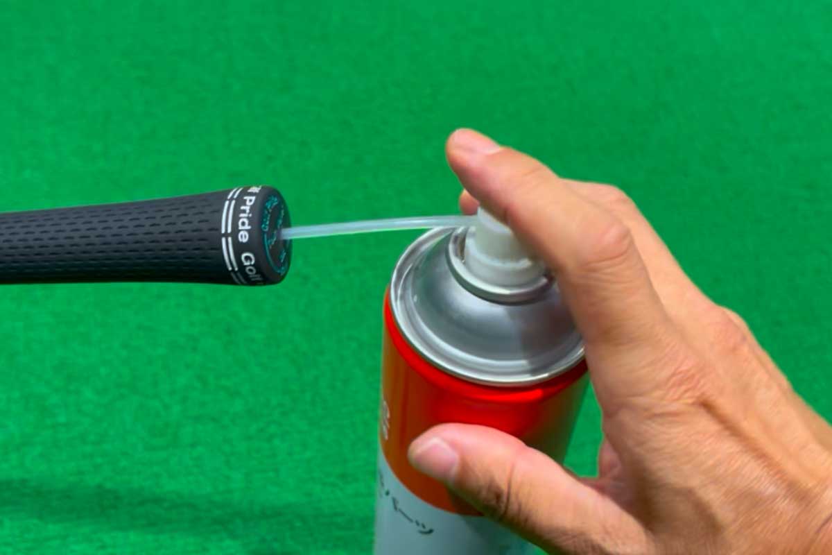 グリップエンドの穴にパツークリーナーノズルを奥まで刺し10秒ほどスプレーする