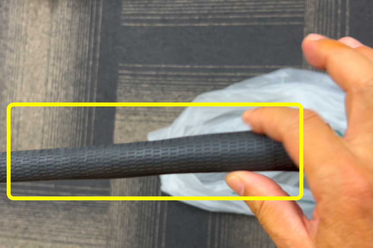 シャフト内の圧力が高まりグリップがふくらんだら、シャフトからグリップをはがすようにずらしていく