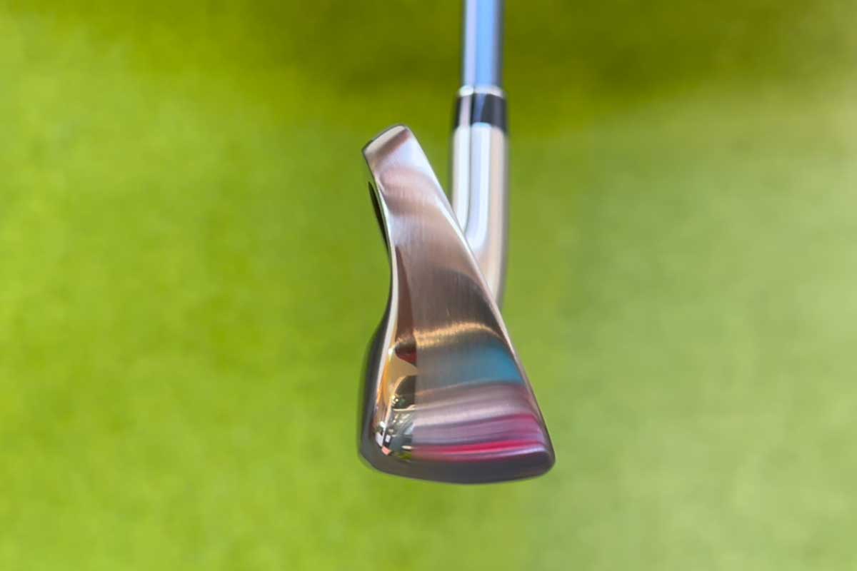 「ゼクシオ 14」はフラットなソールと大きめのオフセットでつかまりもよい