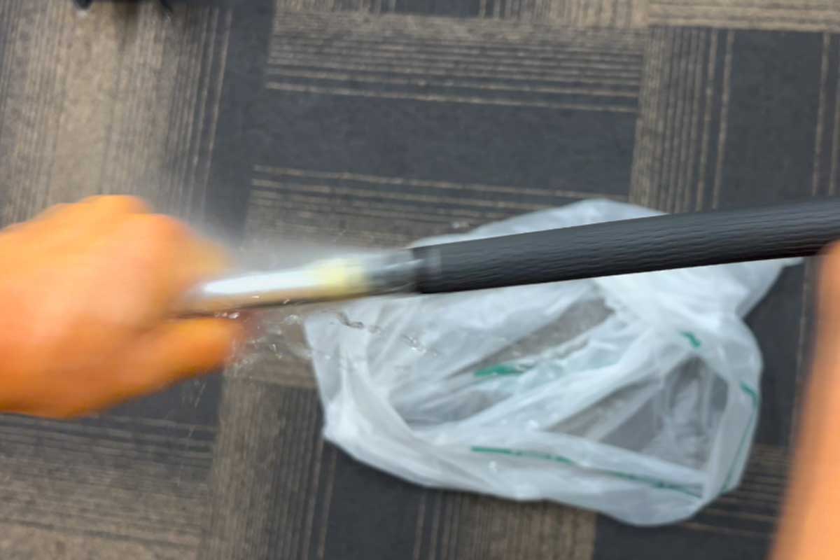 グリップが一気に抜け液が吹き出すので注意が必要