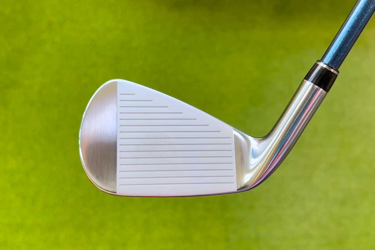 「ゼクシオ 14＋」は若干コンパクトなヘッド長で丸みのあるソール