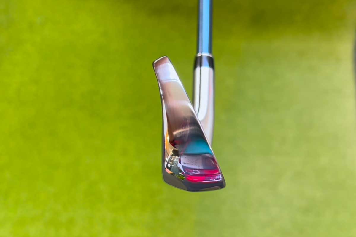 「ゼクシオ 14＋」は若干オフセットを抑えたV字ソールで抜けも確保