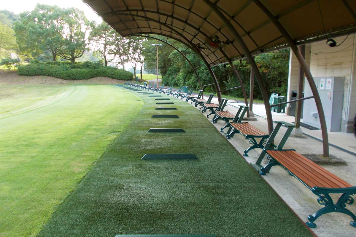 ドライビングレンジは地上打席のみ。実戦に近い感覚でショットできる　 写真提供:大宝塚GC【PGM】