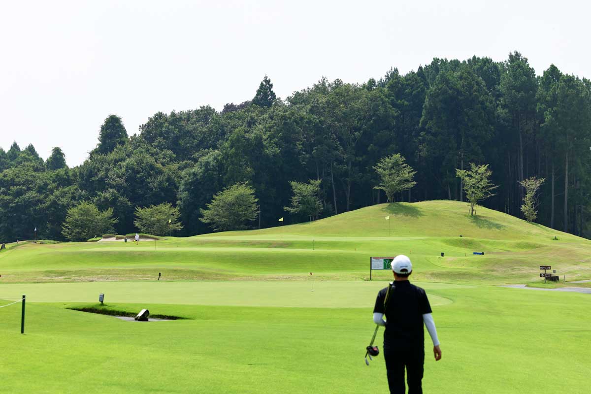 アプローチ練習場。本グリーンと同じメンテナンスを実施しているので、ボールの転がり方やスピンのかかり具合も確認できる　写真提供:静ヒルズCC