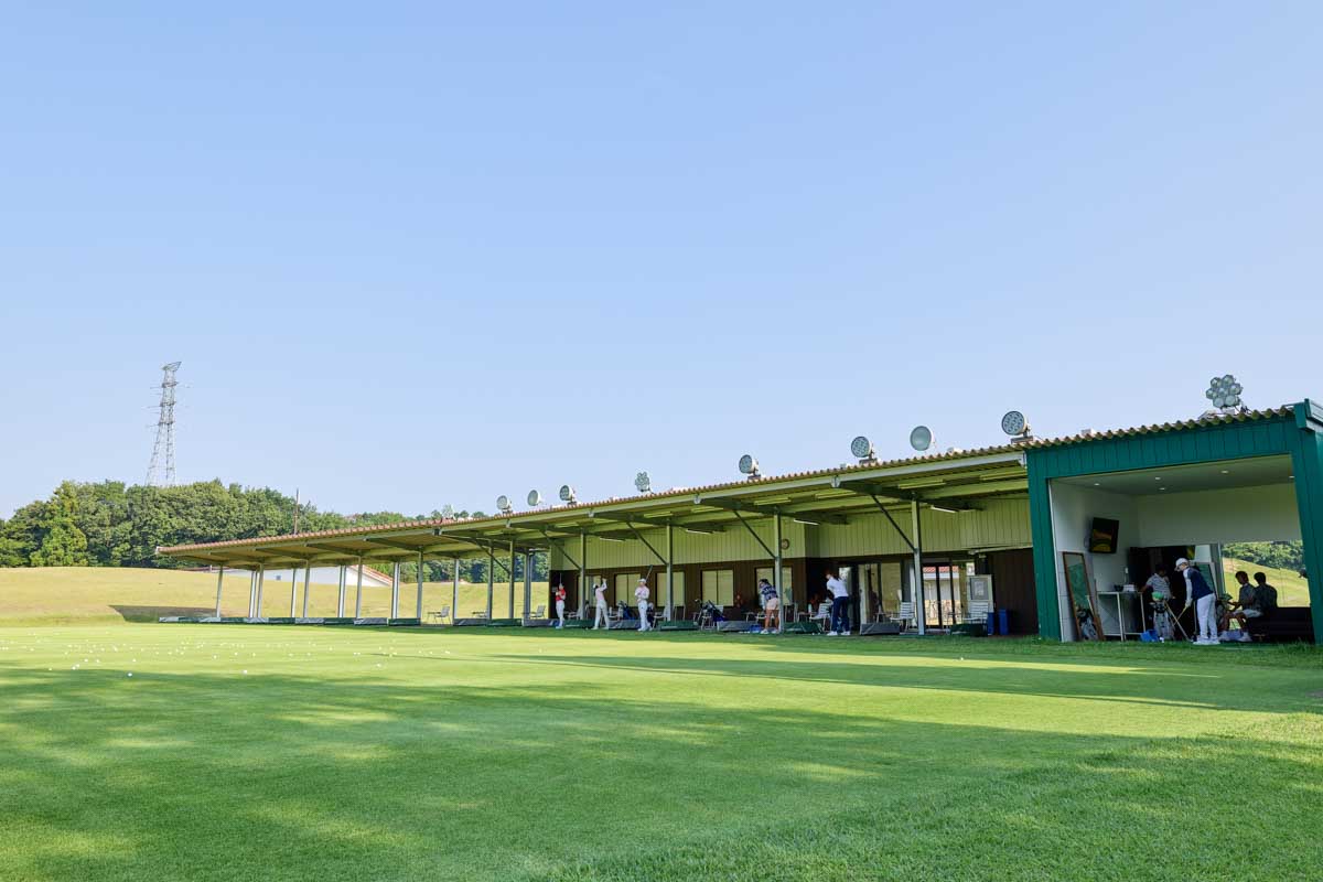 ドライビングレンジでは、コースボールを使用。フラットなので、弾道測定器のデータ計測もOK　写真提供:静ヒルズCC